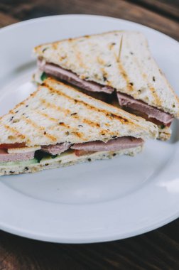 sandviç plaka üzerinde