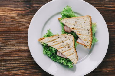 sandviç plaka üzerinde