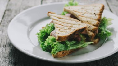 sandviç plaka üzerinde