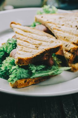 sandviç plaka üzerinde