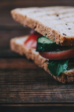 Masa üzerinde sandviç