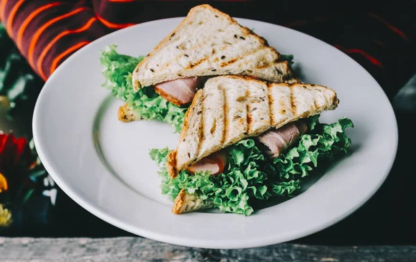 sandviç plaka üzerinde