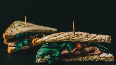 Masa üzerinde sandviç