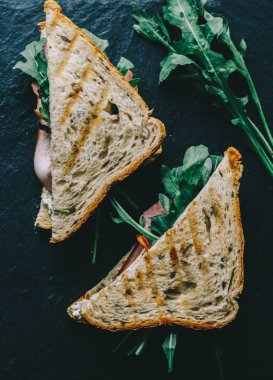 Masa üzerinde sandviç