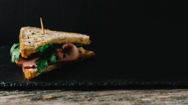 Masa üzerinde sandviç