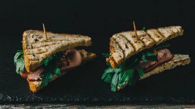 Masa üzerinde sandviç