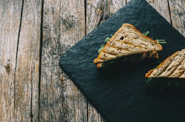 Masa üzerinde sandviç