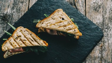 Masa üzerinde sandviç