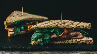 Masa üzerinde sandviç