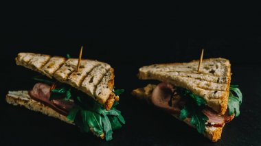 Masa üzerinde sandviç