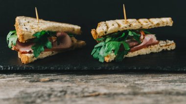 Masa üzerinde sandviç