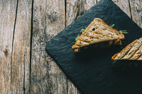 Masa üzerinde sandviç