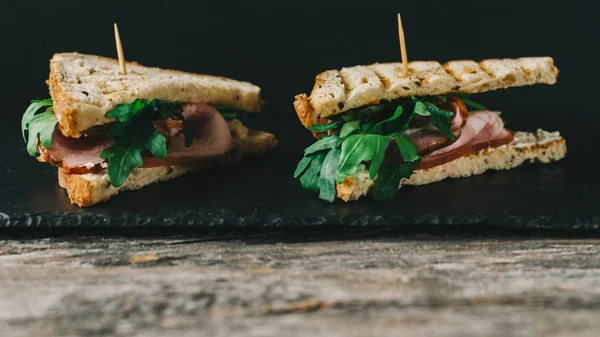 Masa üzerinde sandviç