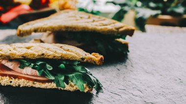 Masa üzerinde sandviç