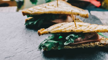 Masa üzerinde sandviç