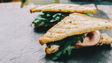 Masa üzerinde sandviç