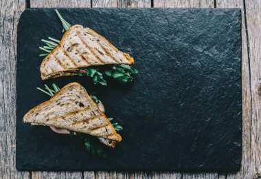 Masa üzerinde sandviç