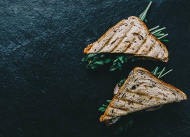 Masa üzerinde sandviç