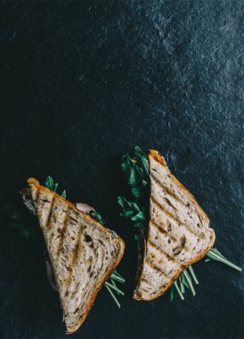 Masa üzerinde sandviç