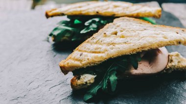 Masa üzerinde sandviç