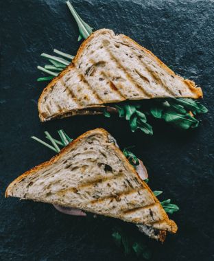 Masa üzerinde sandviç