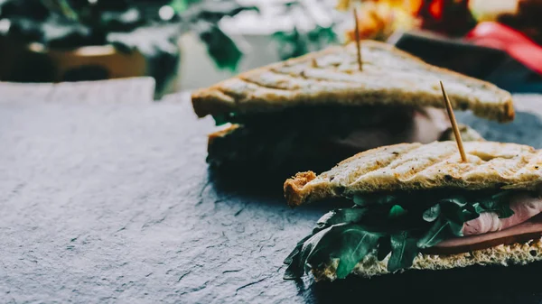 Masa üzerinde sandviç