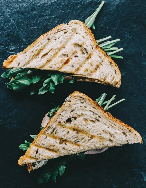 Masa üzerinde sandviç