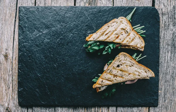 Masa üzerinde sandviç