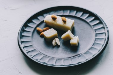 Badem ezmesi plaka üzerinde