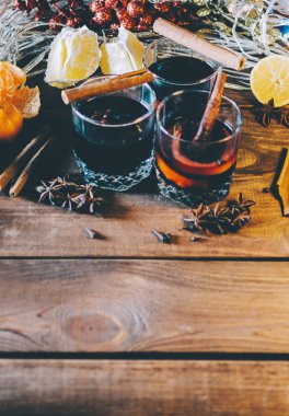 Gözlük mulled şarap ile