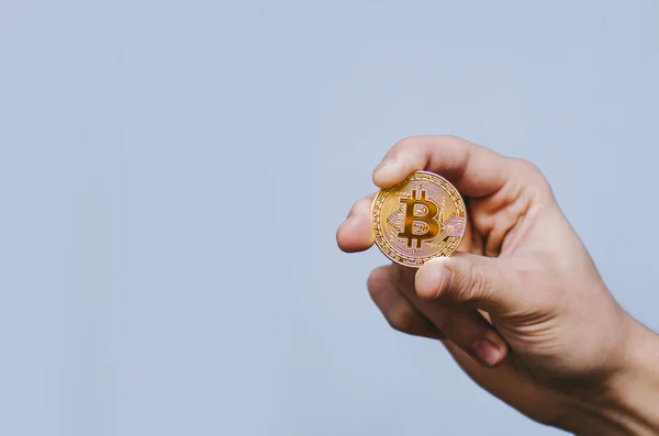 Bitcoin en la mano —  Fotos de Stock