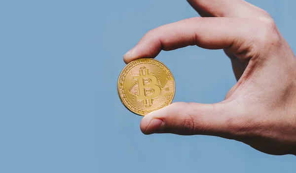 Bitcoin en la mano —  Fotos de Stock