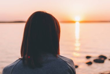 Göl kenarında kız