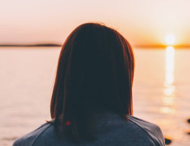 Göl kenarında kız