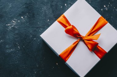 Beyaz hediye kutusu