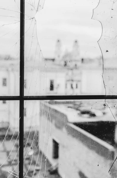 Ville de fenêtre cassée — Photo