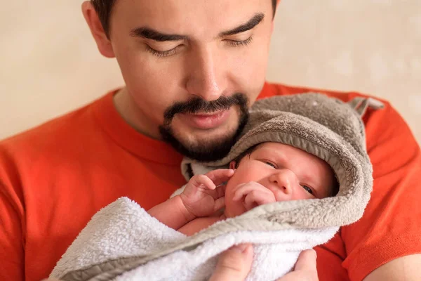 Happy Smiling Young Father Holding Arms Little Newborn Baby Daughter — Stock Photo, Image