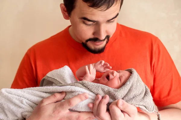 Young Dad Orange Shirt Holding Arms Infant Baby Girl Wrapped — Stock Photo, Image