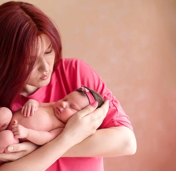 Ung Mor Vugger Armene Nyfødt Datter Rosa Hårbånd Lener Seg – stockfoto