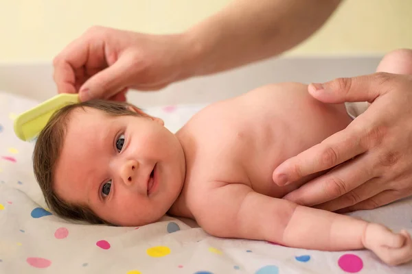 Närbild Porträtt Händer Far Kamma Hår Spädbarn Dotter Det Lilla — Stockfoto