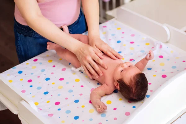 Madre Niñera Masajeando Vientre Del Bebé Casa Foto Primer Plano — Foto de Stock