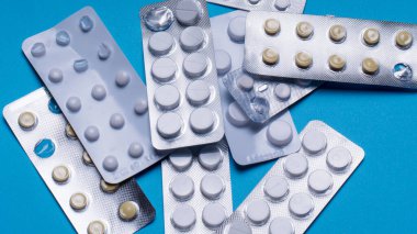 Haplar. Birçok tablet mavi bir arka planda, ilaçlar ve reçeteli ilaçlar. Eczacılık hazırlığı. Vitamin hapları. Coronavus.