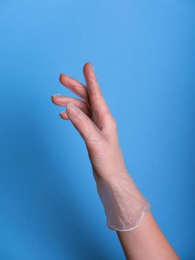 Coronavirus. Koruyucu plastik eldiven giyiyor. Evde kal. Korunma. Sağlık hizmetleri. Plastik eldiven takıyor. Güvenli dokunuş. Kendine ve sevdiklerine iyi bak. Coronavirüs dünyayı birleştirir.