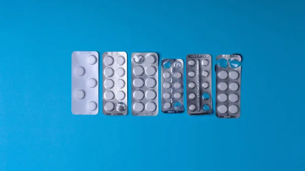 Comprimidos Muitos Comprimidos Estão Fundo Azul Drogas Pílulas Prescrição Fundo — Fotografia de Stock