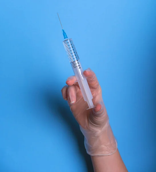 Injekční Stříkačka Ruce Izolovaná Modro Žena Zdravotní Sestra Vědec Drží — Stock fotografie