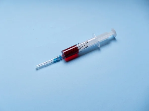 Syringe Blue Background Isolation Close Syringe Containing Red Liquid Light — Stock Photo, Image