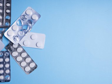 Haplar. Birçok tablet mavi bir arka planda, ilaçlar ve reçeteli ilaçlar. Eczacılık hazırlığı. Vitamin hapları. Coronavus.