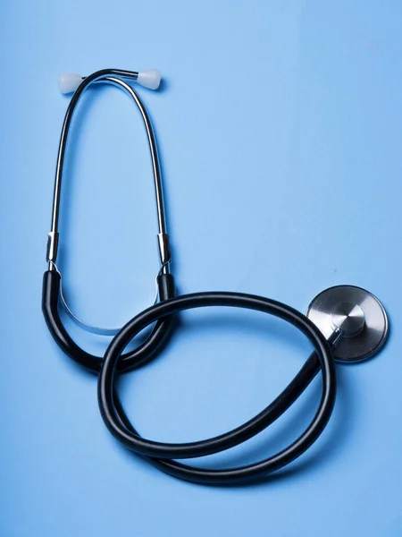 医師診断コロナウイルス病のための黒い聴診器 コピースペースと青の背景に健康のための医療ツール 電話内視鏡と黒マスコン紫の背景 医療機器 — ストック写真