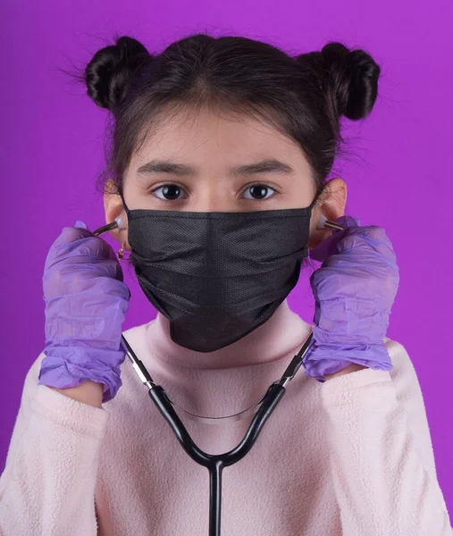 Menina Bonito Com Máscara Preta Com Estetoscópio Fundo Roxo Pare — Fotografia de Stock