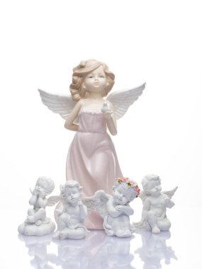 Beyaz arka planda koruyucu melek. Noel süsü. Melek Eros heykeli 